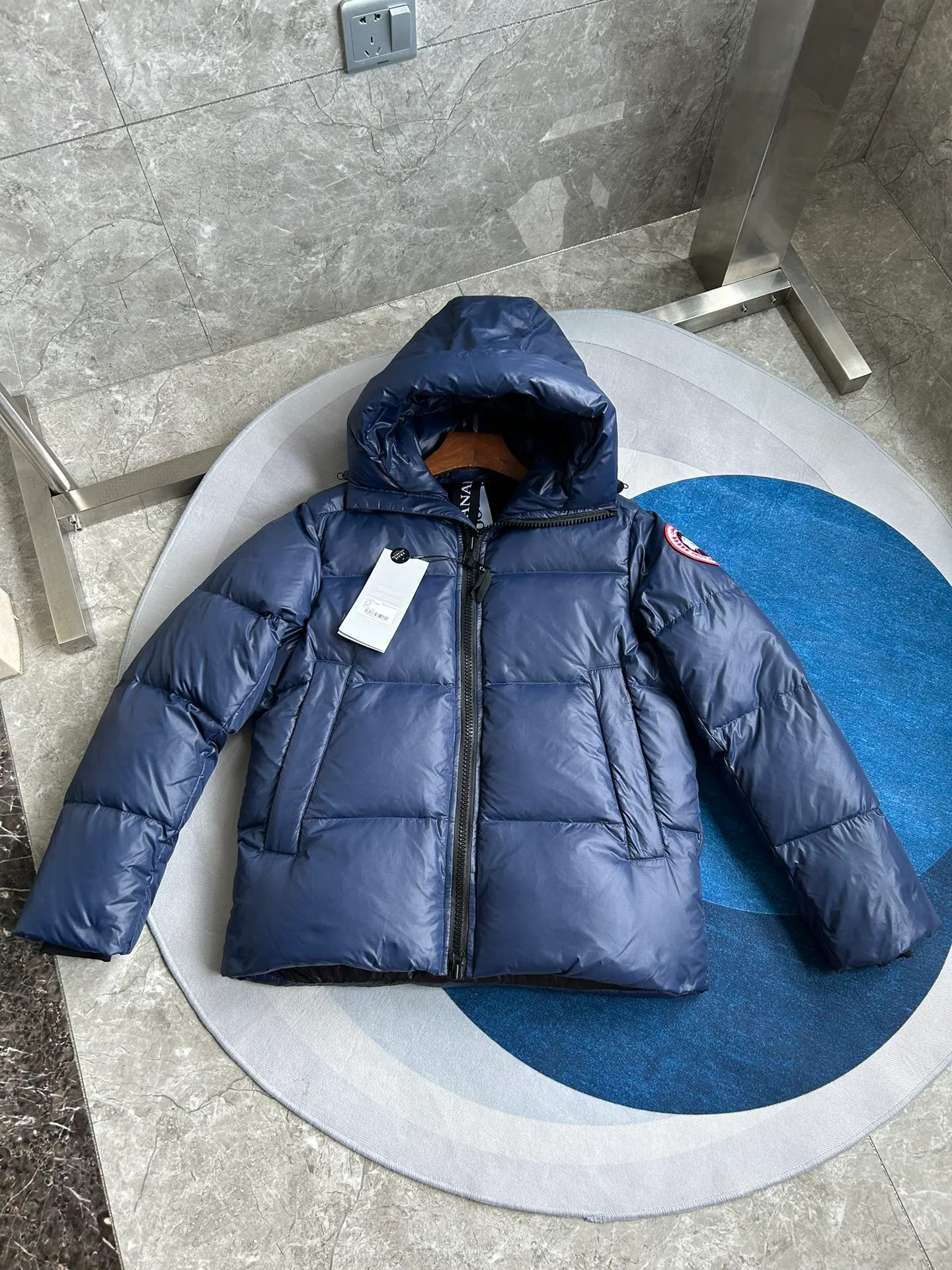P820 ​​Dark Blue Style No.: Y111 𝘾𝘼𝙉𝘼𝘿𝘼 𝙂𝙊𝙊𝙎𝙀/Canada Goose 2023 Limited New Crofton Puff Down Jacket Pure Guangzhou Inspection 80 White Duck Down Filling‼  Top version, ceiling level‼ Crofton soft bread, the latest style in 2023, has a cold protection effect of up to level 4. It is made of recycled Feather-Light tear-resistant fabric. It is ultra-light and has no weight on the upper body at all! The unique black label highlights your temperament‼  Canada Goose, a Canadian brand, has always been recognized as the warmest down jacket. Various Instagram celebrities, Internet celebrities, and celebrities often wear it for street photos. I do Canada Goose every year, but I still can’t get rid of my love for the geese. No matter how cold the winter is, there is no need to be afraid, because there are geese! Filled with 80% white duck down, Canada Goose is the legendary warmest down jacket and is known as a must-have for Arctic outdoor sports! The most popular down jacket in the world, celebrities are rushing to buy it, it is a must-have! Same style for men and women Size: S~XXL